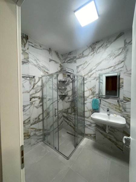 Tirane, jepet me qera apartament 1+1+Ballkon Kati 3, 50 m² 600 € (Shkolla e Kuqe)