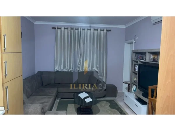 Tirane, jepet me qera 2+1 Kati 4, 380 € ("Pallatet e Verdha")