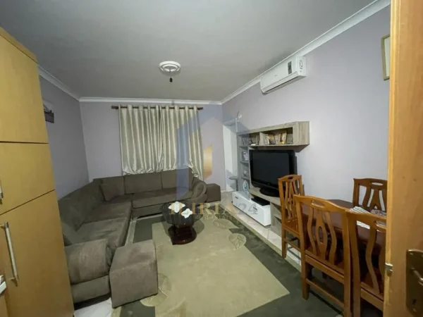 Tirane, jepet me qera 2+1 Kati 4, 380 € ("Pallatet e Verdha")