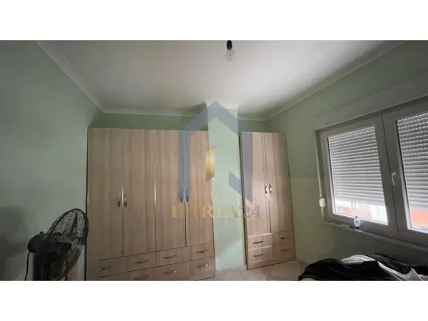 Tirane, jepet me qera 2+1 Kati 4, 380 € ("Pallatet e Verdha")