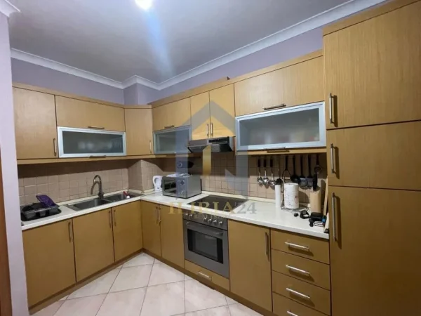 Tirane, jepet me qera 2+1 Kati 4, 380 € ("Pallatet e Verdha")