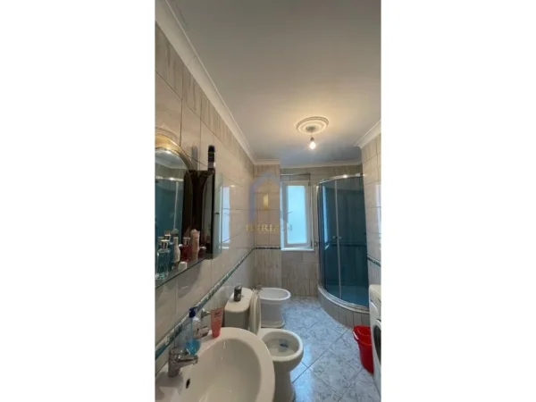 Tirane, jepet me qera 2+1 Kati 4, 380 € ("Pallatet e Verdha")