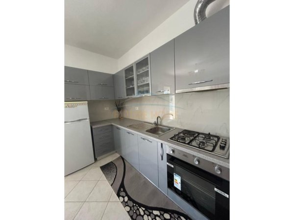 Tirane, jepet me qera apartament 2+1 Kati 3, 87 m² 380 € (Shkoze)