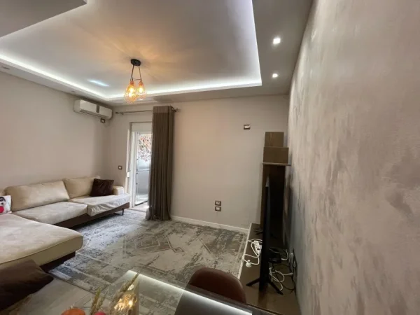 Tirane, jepet me qera apartament 2+1+Aneks+Ballkon Kati 8, 100 m² 700 € (Komuna Parisit)
