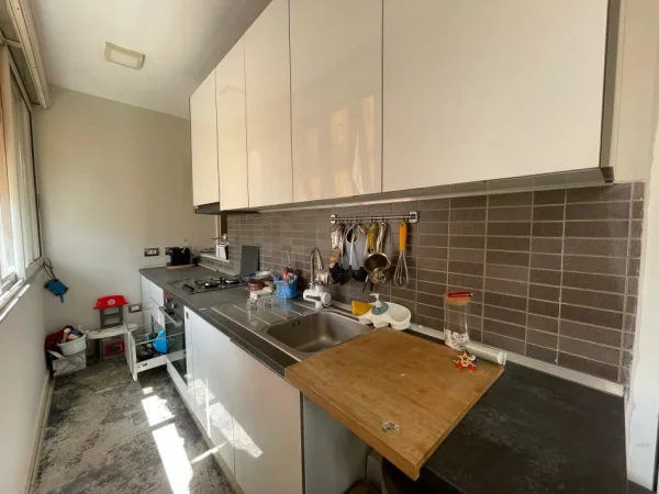 Tirane, jepet me qera apartament 2+1+Aneks+Ballkon Kati 8, 100 m² 700 € (Komuna Parisit)
