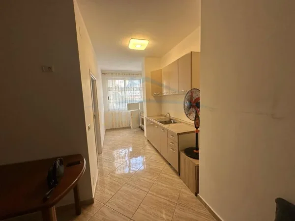 Tirane, jepet me qera apartament 2+1 Kati 1, 95 m² 500 € (Unaza e re)