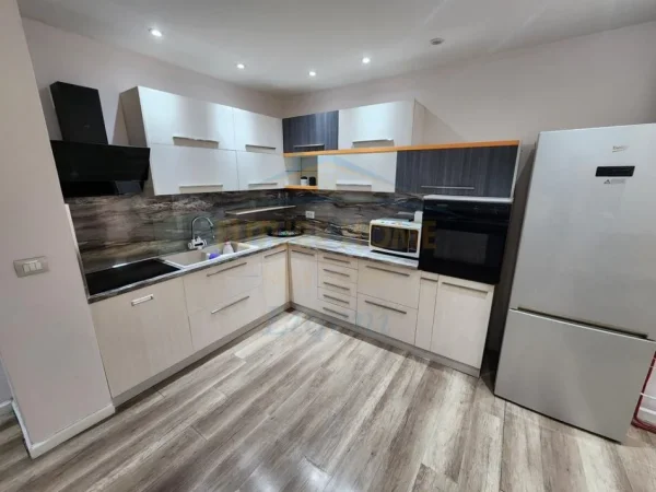 Tirane, jepet me qera apartament 2+1 Kati 2, 85 m² 600 € (Rruga Frang Bardhi)