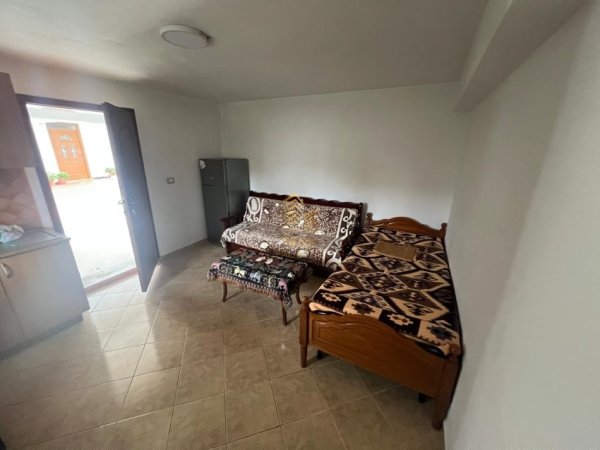 Tirane, jepet me qera Vile 1+1 Kati 1, 50 m² 250 € (Rruga Abedin Pasha)