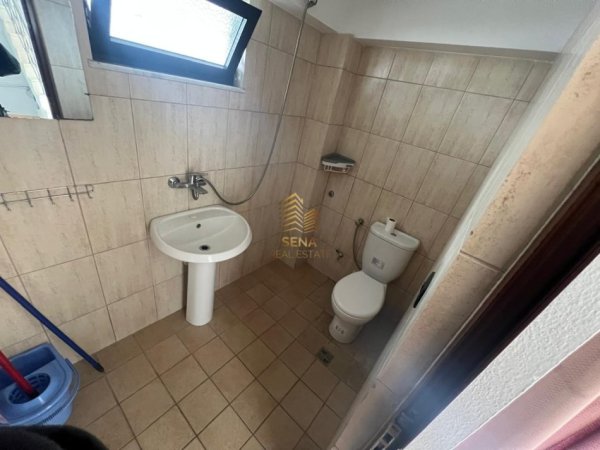Tirane, jepet me qera Vile 1+1 Kati 1, 50 m² 250 € (Rruga Abedin Pasha)