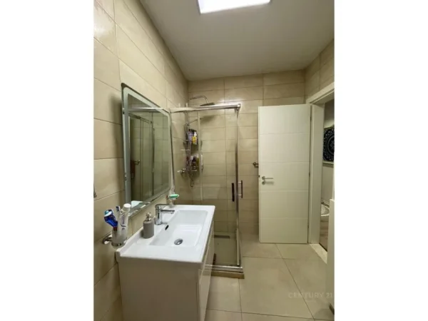 Tirane, jepet me qera apartament 2+1+Ballkon Kati 7, 100 m² 800 € (bosko113955)