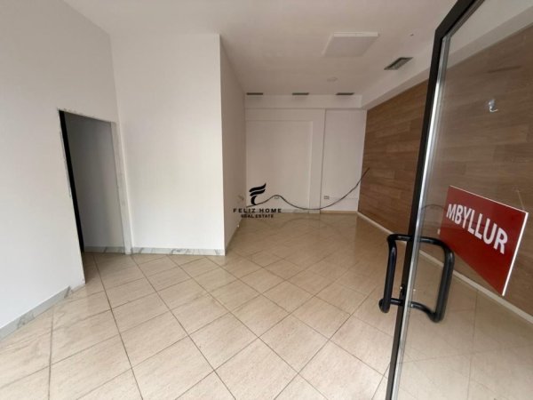 Tirane, jepet me qera dyqan Kati 0, 55 m² 900 € (BLLOK)