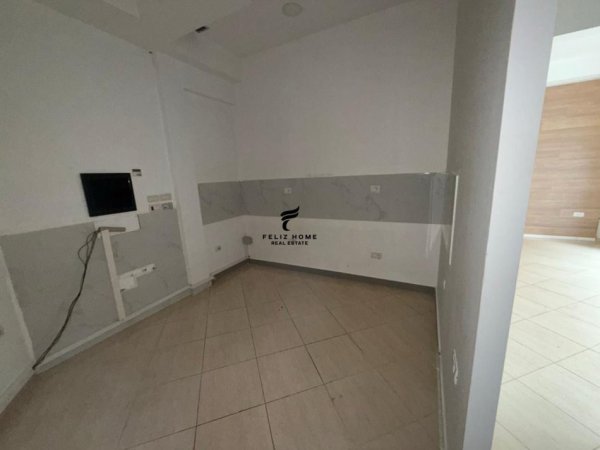 Tirane, jepet me qera dyqan Kati 0, 55 m² 900 € (BLLOK)