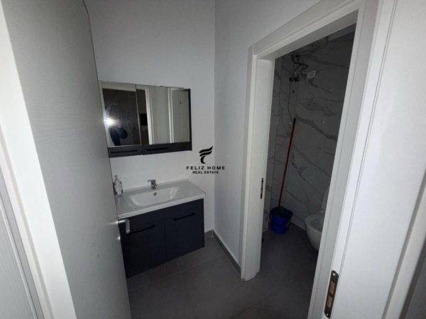 Tirane, jepet me qera dyqan Kati 0, 55 m² 900 € (BLLOK)