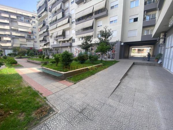 Tirane, jepet me qera dyqan Kati 0, 106 m² 1.600 € (Komuna e Parisit)