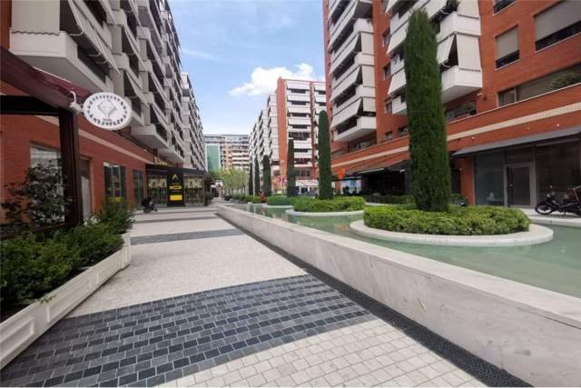 Tirane, jepet me qera ambjent biznesi Kati 0, 100 m² 2.000 Euro (Rruga e Kavajes)