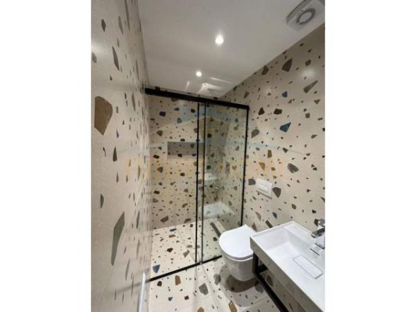 Tirane, jepet me qera apartament 1+1 Kati 5, 35 m² 450 Euro (Rruga Fortuzi)