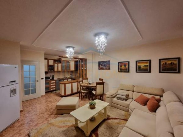 Tirane, jepet me qera apartament 2+1+BLK Kati 4, 110 m² 700 Euro (Ekspozita)