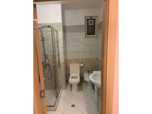 Tirane, jepet me qera apartament 2+1+BLK Kati 12, 93 m² 700 Euro (Stacioni i Trenit)