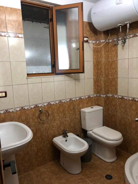 Tirane, jepet me qera apartament 2+1 Kati 1, 56 m² 35.000 Leke (Rruga Idriz Dollaku)