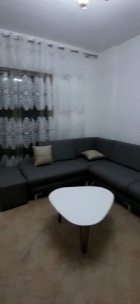 Tirane, jepet me qera apartament 1+1+BLK Kati 4, 65 m² 300 Euro (Pasticeri Nela 6 Yzberisht)