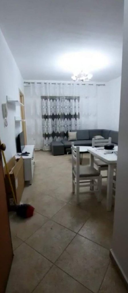 Tirane, jepet me qera apartament 1+1+BLK Kati 4, 65 m² 300 Euro (Pasticeri Nela 6 Yzberisht)