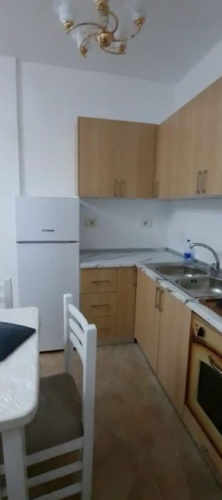 Tirane, jepet me qera apartament 1+1+BLK Kati 4, 65 m² 300 Euro (Pasticeri Nela 6 Yzberisht)