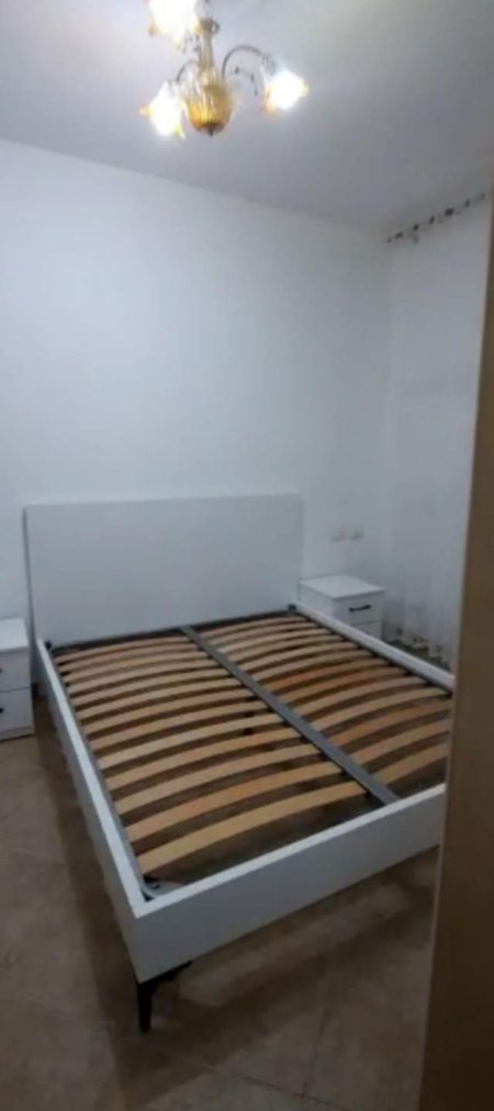 Tirane, jepet me qera apartament 1+1+BLK Kati 4, 65 m² 300 Euro (Pasticeri Nela 6 Yzberisht)