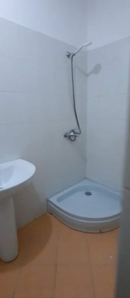 Tirane, jepet me qera apartament 1+1+BLK Kati 4, 65 m² 300 Euro (Pasticeri Nela 6 Yzberisht)
