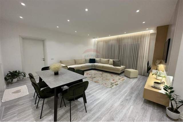 Tirane, jepet me qera apartament 2+1+BLK 99 m² 700 Euro (selvia)