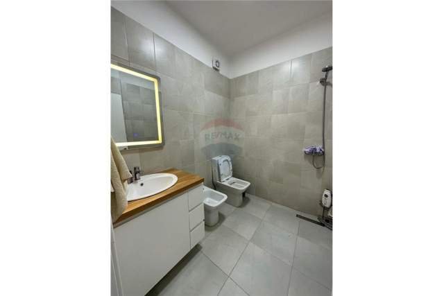 Tirane, jepet me qera apartament 2+1+BLK 99 m² 700 Euro (selvia)