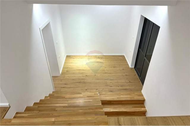 Tirane, jepet me qera Vile 360 m² 2.500 Euro (komuna e parisit)