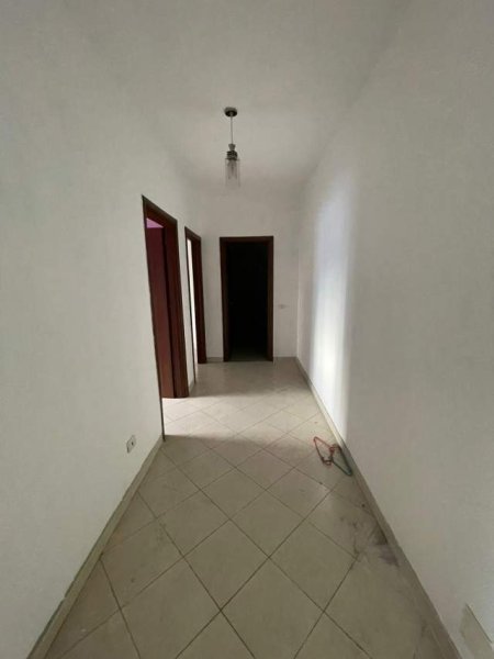 Tirane, shitet apartament 2+1+BLK Kati 4, 111 m² 83.000 Euro (Rruga Kastriotet, prane Terminalit tek Kthesa e Kamzes)