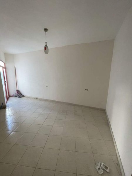 Tirane, shitet apartament 2+1+BLK Kati 4, 111 m² 83.000 Euro (Rruga Kastriotet, prane Terminalit tek Kthesa e Kamzes)