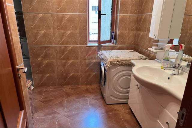 Tirane, jepet me qera apartament 100 m² 550 Euro (myslym shyr)
