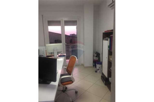 Tirane, jepet me qera zyre Kati 2, 100 m² 530 Euro (Zogu i Zi)
