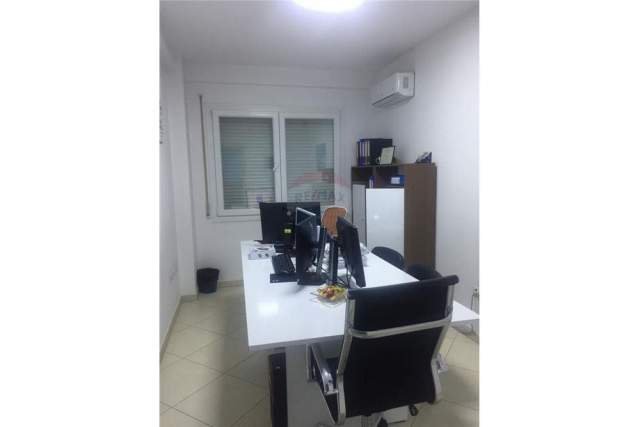 Tirane, jepet me qera zyre Kati 2, 100 m² 530 Euro (Zogu i Zi)