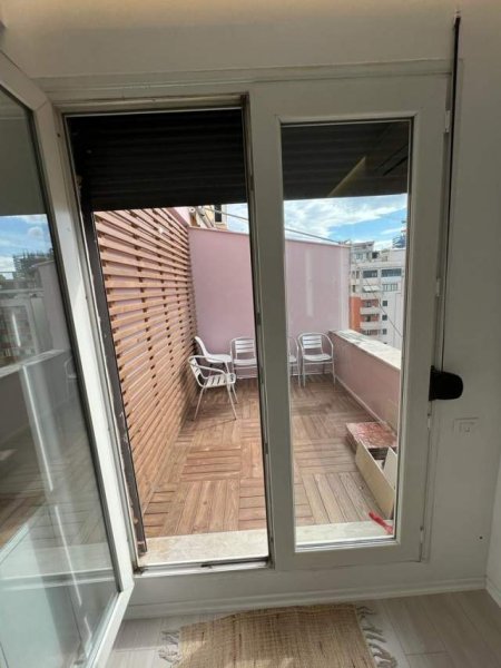 Tirane, jepet me qera apartament 1+1 Kati 11, 50 m² 600 Euro (Rruga e Barrikadave)