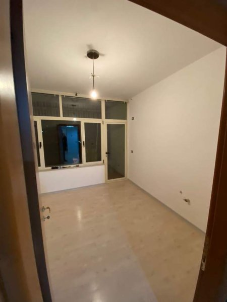 Tirane, shes apartament 1+1+BLK Kati 5, 58 m² 77.000 Euro (Rruga e Kavajes)