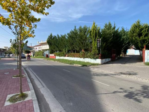 Elbasan, jepet me qera ambient biznesi 1.765 m² 1.500 Euro