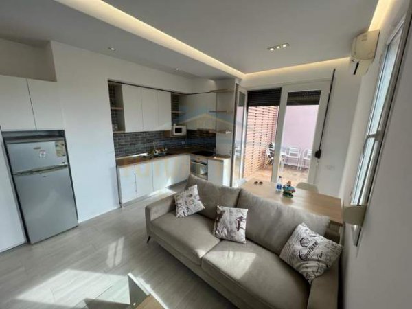 Tirane, jepet me qera apartament 1+1 Kati 11, 50 m² 600 Euro (Barrikada)