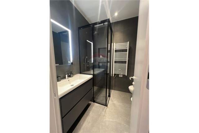 Tirane, jepet me qera apartament 1+1+A Kati 3, 65 m² 800 Euro (Rr. Kavajes)
