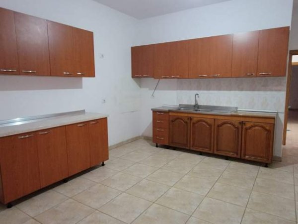 Tirane, jepet me qera Vile 2+1 Kati 1, 90 m² 35.000 Leke (rruga 5 Maj)