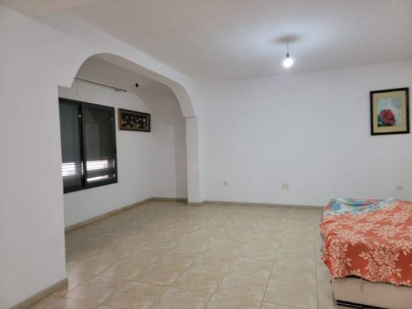 Tirane, jepet me qera Vile 2+1 Kati 1, 90 m² 35.000 Leke (rruga 5 Maj)
