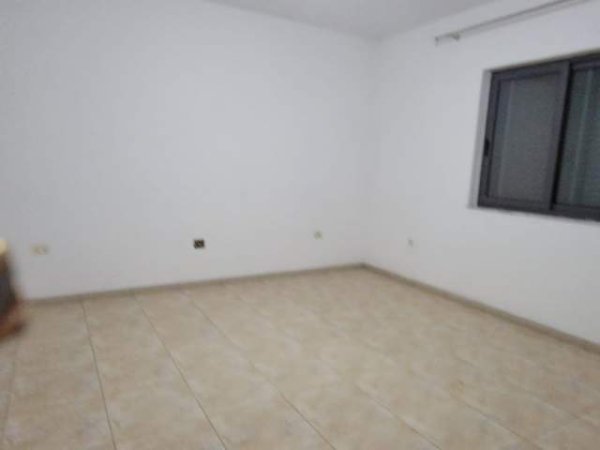 Tirane, jepet me qera Vile 2+1 Kati 1, 90 m² 35.000 Leke (rruga 5 Maj)