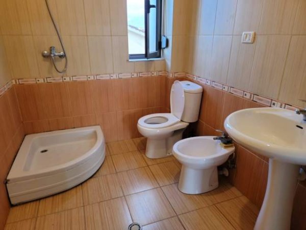 Tirane, jepet me qera Vile 2+1 Kati 1, 90 m² 35.000 Leke (rruga 5 Maj)