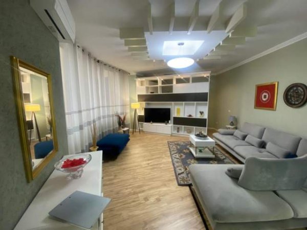 Tirane, jepet me qera apartament 1+1 Kati 9, 76 m² 500 Euro (Selvia)