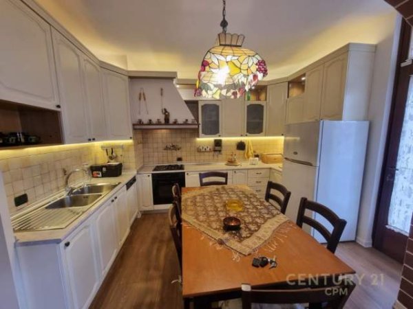 Tirane, jepet me qera apartament 3+1+A+BLK Kati 2, 160 m² 1.000 Euro (Bulevardi Zogu i Pare)