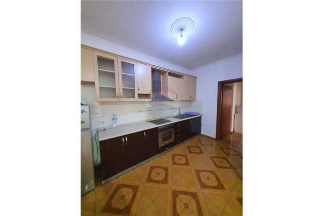 Tirane, jepet me qera apartament 2+1+BLK Kati 3, 107 m² 350 Euro (Komuna e Parisit)
