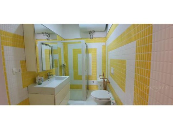 Tirane, jepet me qera apartament 2+1 700 Euro