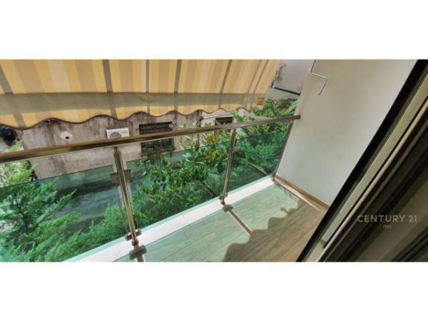 Tirane, jepet me qera apartament 2+1 700 Euro